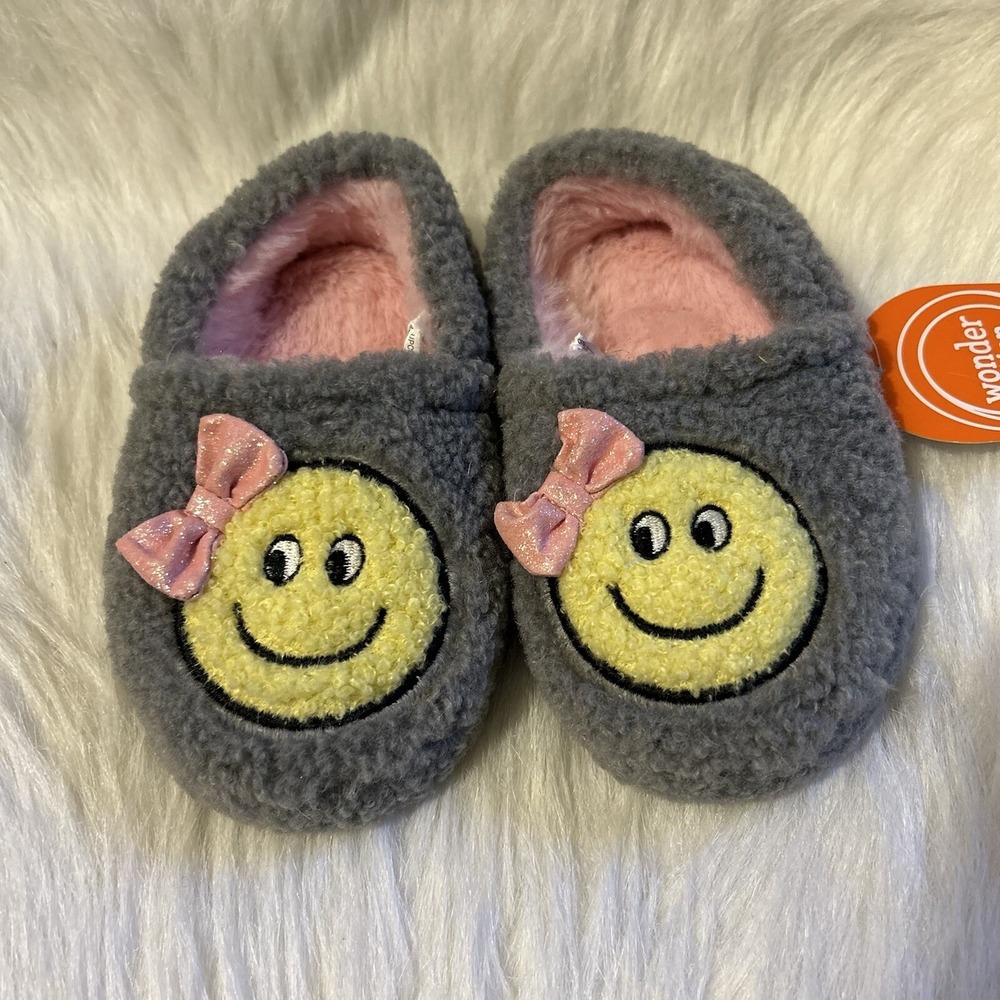 Wonder Nation Smiley Face Slippers Girls Size 7-8 Grey Fuzzy Slip On Shoes